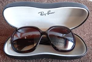 lot 2 image: Nice Pair of Womens RAYBAN Sunglasses with case