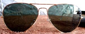 lot 51 image: NICE PAIR OF RAYBAN SUN GLASSES - MENS AVIATOR STYLE