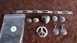 lot 98 image: ASSORTMENT OF JEWELRY AS SHOWN