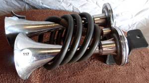 lot 117 image: HOWARDS HOG HORNS AIR HornDual