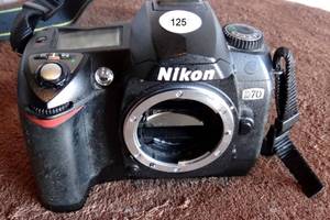 lot 125 image: Nikon D D70 6.1MP Digital SLR Camera - Black (Body Only)