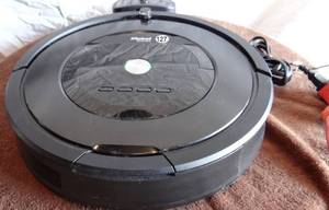 lot 127 image: iROBOT AUTOMATIC VACUUM - TESTEDPOWERS ON
