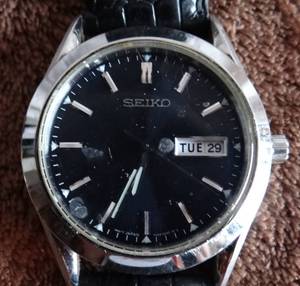 lot 159 image: SEIKO STAINLESS STEEL MENS WATCH WITH LEATHER BAND