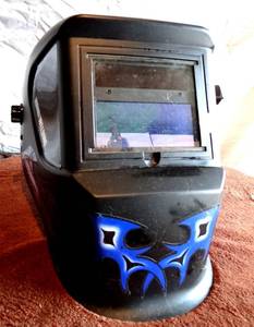 lot 186 image: CHICAGO ELECTRIC AUTO DARKENING WELDING HELMET