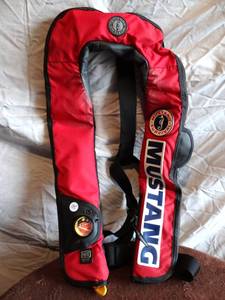lot 195 image: RARE VINTAGE MUSTANG SURVIVAL VEST
