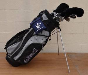 lot 215 image: BEAUTIFUL SET OF MENS WILSON GOLF CLUBS IN GOLDSMITH BAG WITH ACCESSORIES.