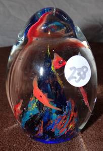 lot 238 image: COLORFUL HAND MADE GLASS TABLE WEIGHT - FISH THEME