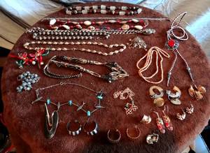 lot 281 image: LARGE ASSORTMENT OF COSTUME JEWELRY AS SHOWN