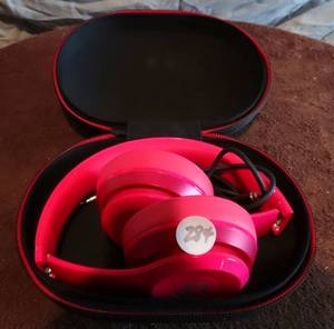 lot 284 image: Beats by Dr. Dre Solo 3 Wireless On Ear Headphones - HOT PINK
