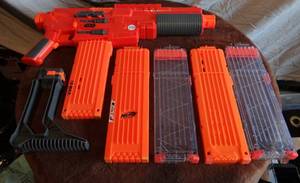 lot 299 image: STAR WARS NERF GUN WITH EXTRA MAGAZINES - BRINGS OUT THE KID IN ME
