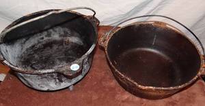 lot 310 image: VINTAGE OUTDOOR CAST IRON CAMPING POTS - VERY HEAVY WITH WIRE HANDLES