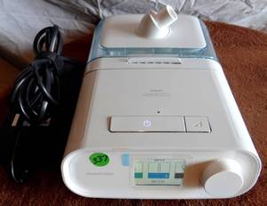 lot 337 image: Philips Respironics DreamStation Auto CPAP Machine W Attachments & Case - WORKING
