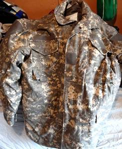 lot 345 image: AUTHENTIC MILITARY CAMO GEAR - WINTER COAT, 2 PR PANTS, 2 SHIRTS