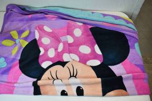 lot 56 image: Kids Minnie Mouse Blanket