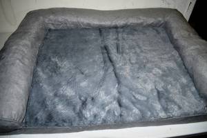 lot 66 image: Gray Pet Bed for Dogs or Cats 3x2 ft