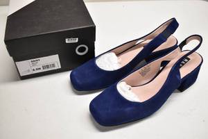 lot 82 image: Daisy Womens Navy Blue Small Heel Shoes Size 8.5W