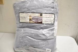 lot 86 image: Modern Threads Reversible All Seasons Comforter King Size Gray