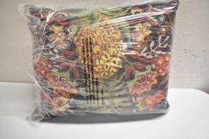 lot 87 image: Pineapple Hooked Outdoor Pillow Black