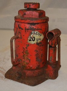 lot 3 image: 20 Ton Hydraulic Bottle Jack Missing handle pipe