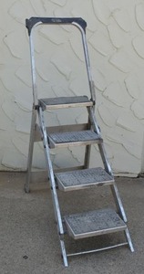 lot 60 image: Aluminum 4 Step Ladder