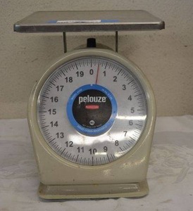 lot 82 image: Rubbermaid Pelouze Scale Model 820W