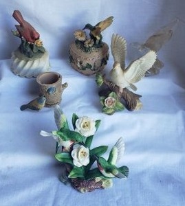 lot 238 image: Bird Figurines Includes Musical Heart Box by Heritage House