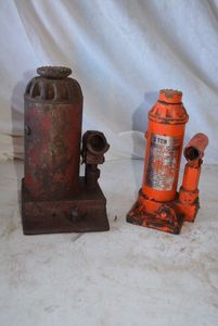 lot 256 image: 3 Ton Hydraulic Jack and Larger Jack, (Missing Handles)