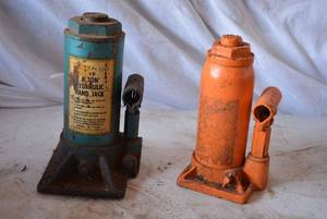lot 257 image: 8 Ton Hydraulic Jack and Smaller Jack (Missing Handle)