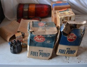 lot 267 image: Misc. Car Parts Fuel Pump, Vintage Car Parts, 1930s Blower Motor