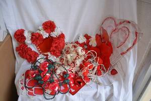lot 305 image: Valentines Decorations