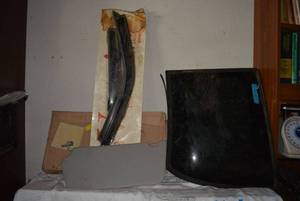 lot 326 image: X-Large Tinted Window, Sun Visor, Buick Skylark Deflector
