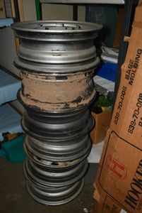 lot 366 image: 5 Ford Ranger 15 Rims, 1980s, plus extra different rim