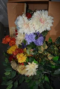 lot 386 image: Box of Flowers and Greenery