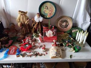 lot 464 image: Christmas Decorations