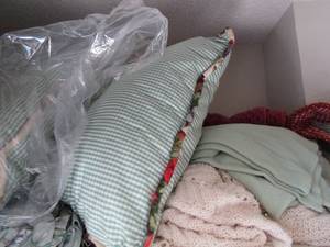 lot 21 image: Lot-quilt, green floral , 2 afghans, pink and white blanket