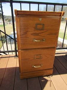 lot 8 image: 2 drawer filing cabinet with brass handles