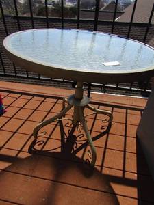 lot 24 image: Small patio table 24w 24 h