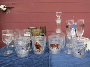 lot 30 image: Liquor decanter, wine and shot glasses