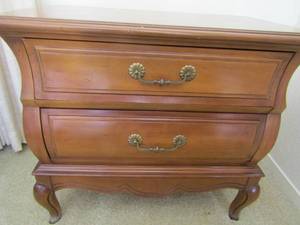 lot 4 image: Side table 2 drawers