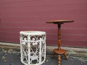lot 40 image: Wooden oval side table 23x15  and white wicker stool 17x15 top needs TLC