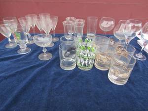 lot 46 image: Large lot of assorted glasses