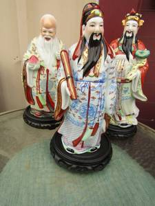 lot 47 image: 3 porcelain dolls on wooden stands made in Tawain 2 are 12 and 1 is 13