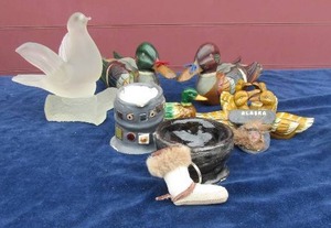 lot 49 image: Dove sitting on tree stump 8x7, 2 wooden ducks 5x7 and 2 yellow geese 3.5