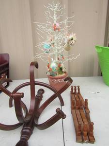 lot 57 image: Metal tree with Easter dcor 2 wooden wall coat hangers