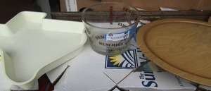 lot 64 image: Nut bowl, Texas plastic  platter, lazy Susan, cake stand and handmade pottery bowl