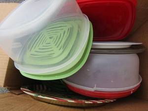 lot 67 image: Lot of Christmas platter, bowls and glass cake plate