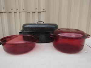 lot 73 image: 2 Tupperware bowls one lid and   Black speckled oven roaster with lid