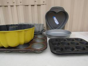 lot 74 image: Muffin pan, 2 bunt cake pans, 2 mini muffin pans,  heart pan, and 4 oval cake pans