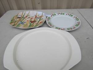 lot 77 image: Royal Norfolk Christmas plate, butterfly plate, KM251 microwave plate