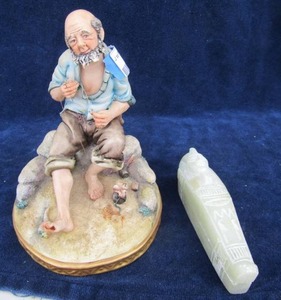 lot 94 image: Grand Tour souvenir Onyx lidded box in Sarcophagus form & OLD Man sitting on rock NOPALIN 